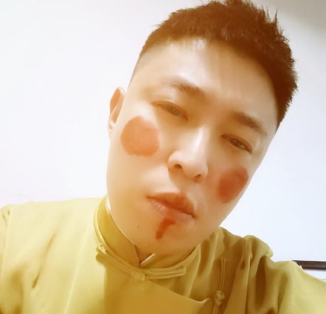 为艺术献身!德云社第一狠人李鹤东,在自家酒馆演了一个礼拜傻子