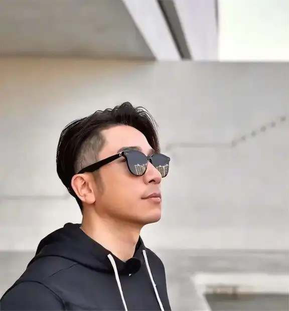 正如俗话所说:树不要皮必死无疑……作为黄宗泽的好兄弟,吴卓羲对