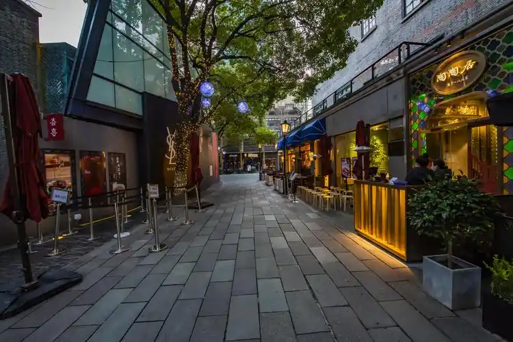 2020年特别的春节长假期,夕阳下实拍特别的上海新天地80张