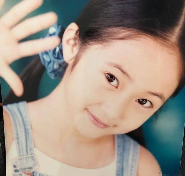 国外明星童年照,戴眼镜的全智贤很文静,宋慧乔像樱桃小丸子一览皆韩娱