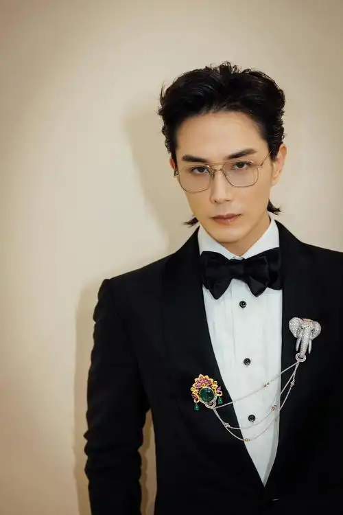 分享李承铉帅照给我进来舔屏