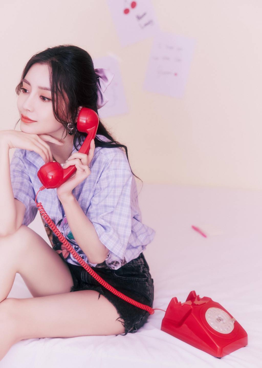 baby戴蝴蝶结气质清甜温婉 表情呆萌可爱美腿吸睛