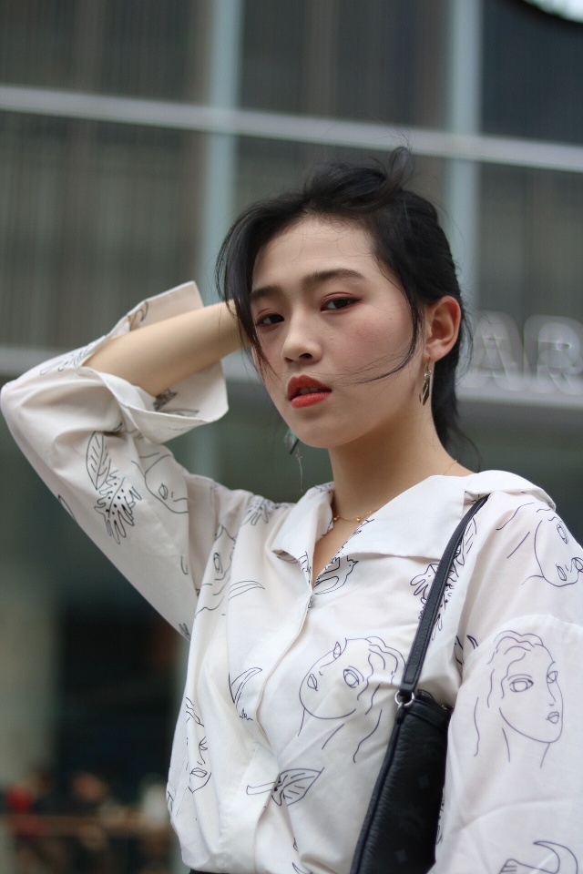 实拍街边美女,感觉很真实,自然美