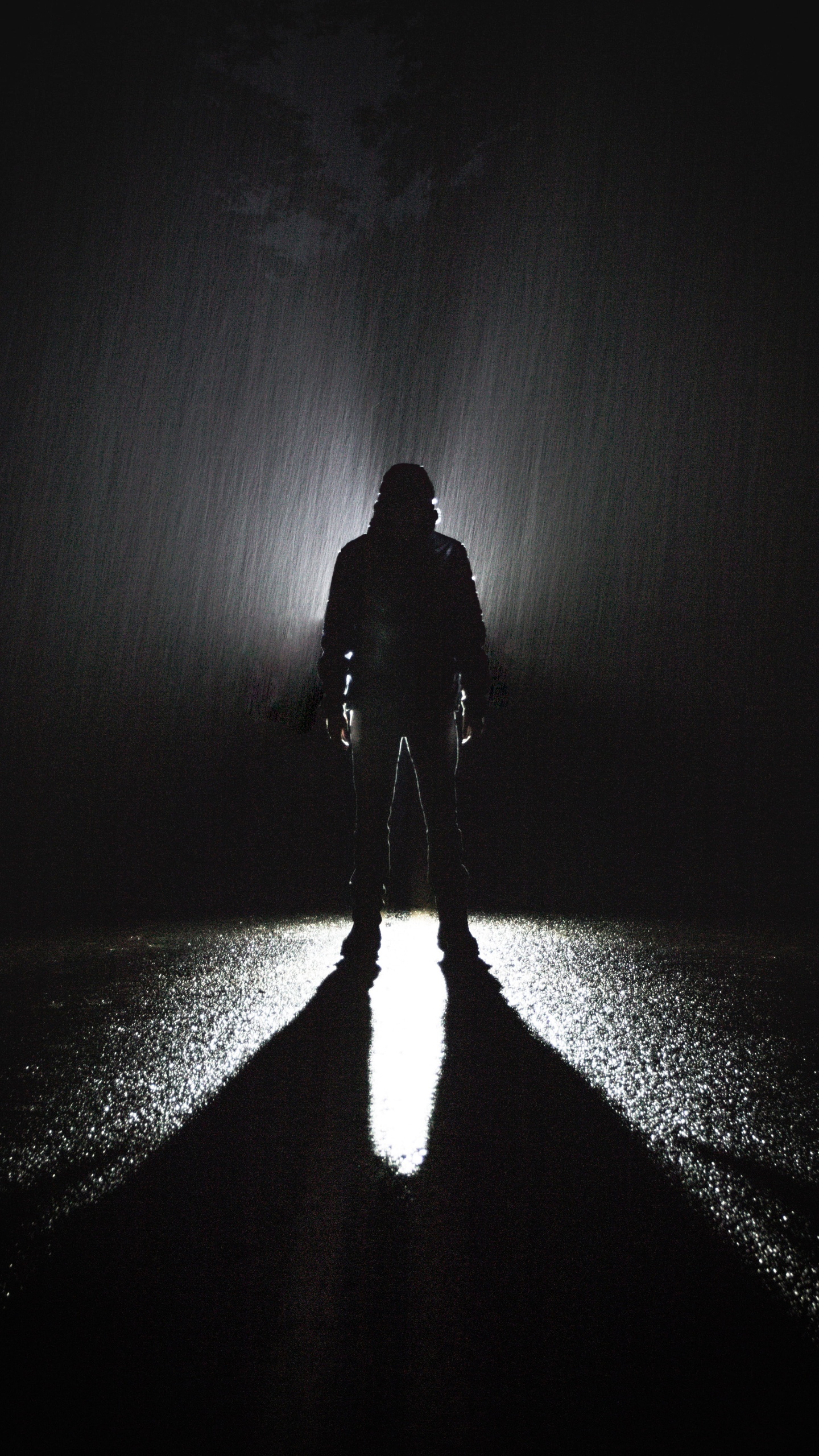 男人淋雨伤感背影1366x768分辨率查看