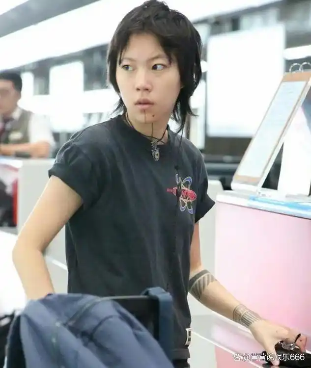 窦靖童否认已婚真相与谣言的较量