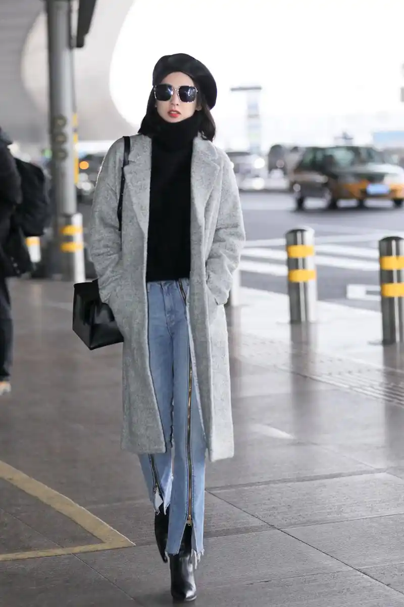 黄圣依机场街拍曝光 基础款穿出时髦感潮酷十足 - 明星 - 南方娱乐网