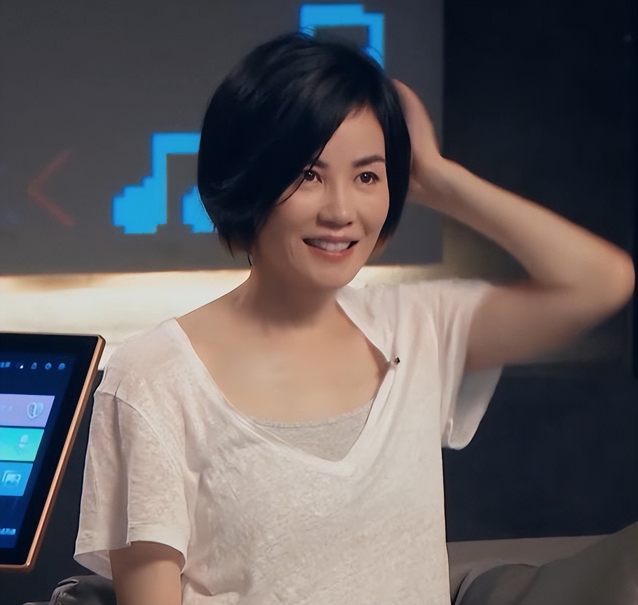 王菲低调复工换新发型穿鹅黄色嫩得像小姑娘全程紧张到扣手