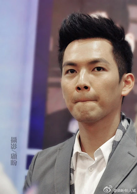 每次都被这个抿嘴的小表情,秒到风中淩乱 #钟汉良# #爱神来了