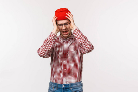 画像中绝望凄惨的失聪人抓住头,不安地摇摇头,面对巨大的可怕问题,不