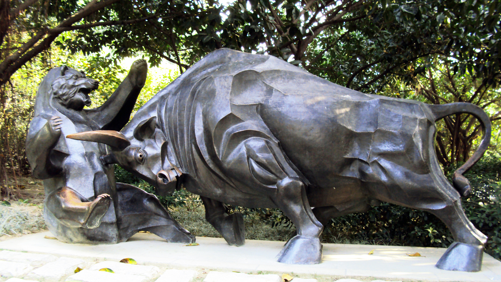 欣赏牛雕塑带给我们的勤奋苦干