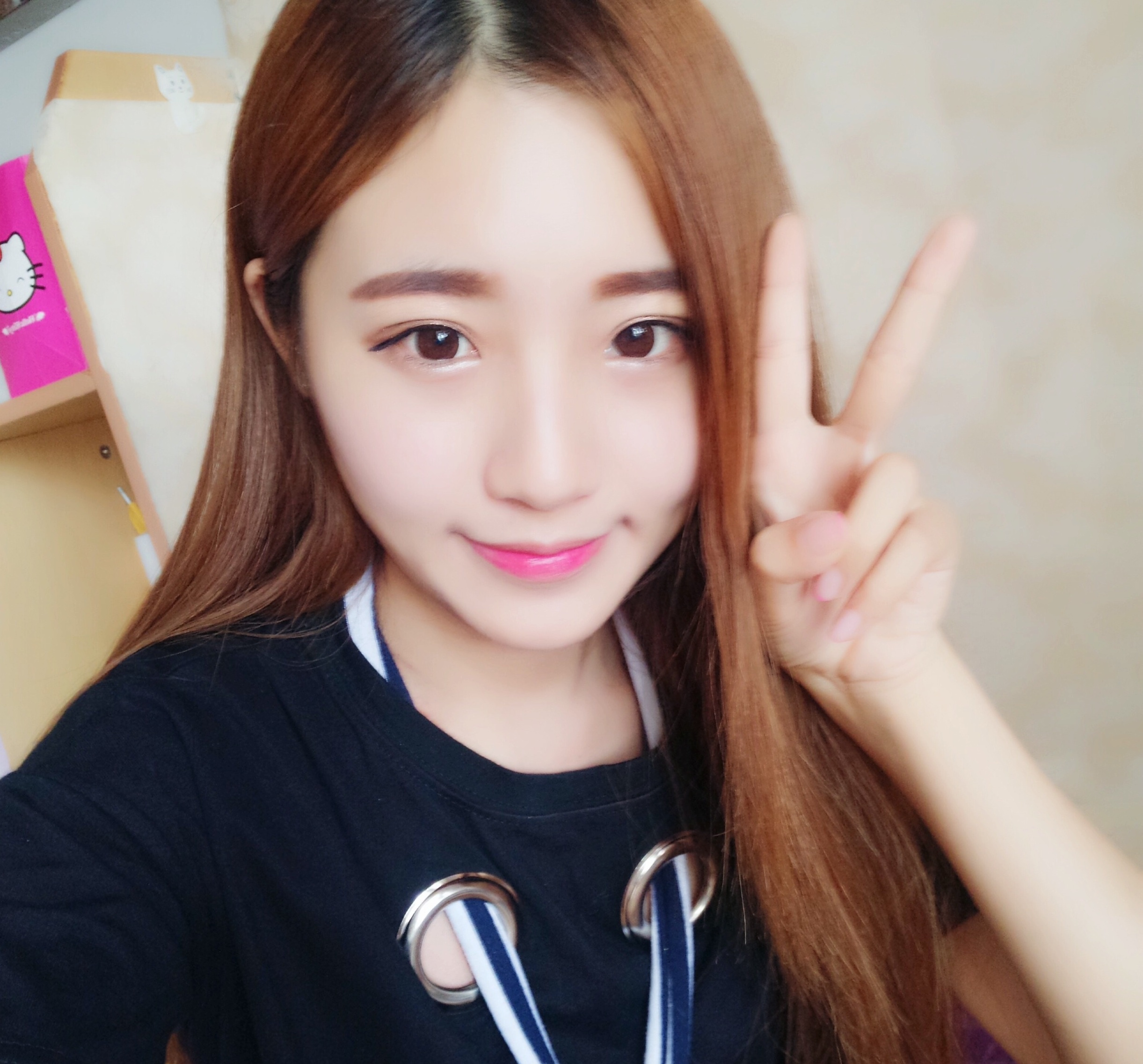 农业大学校花飘逸长发自拍 摄影绘画样样精通