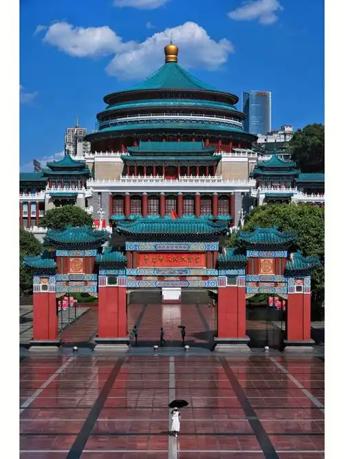 总有一些建筑拨动民众的心弦,重庆独具特色的标志性建筑物,绕不开人民