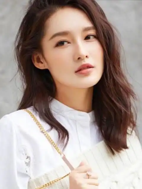 看到男二网友不淡定了 说到李沁,想必大家都非常熟悉,她面相清秀,五官