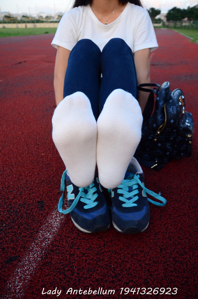 女生穿一天白色袜子会有味吗