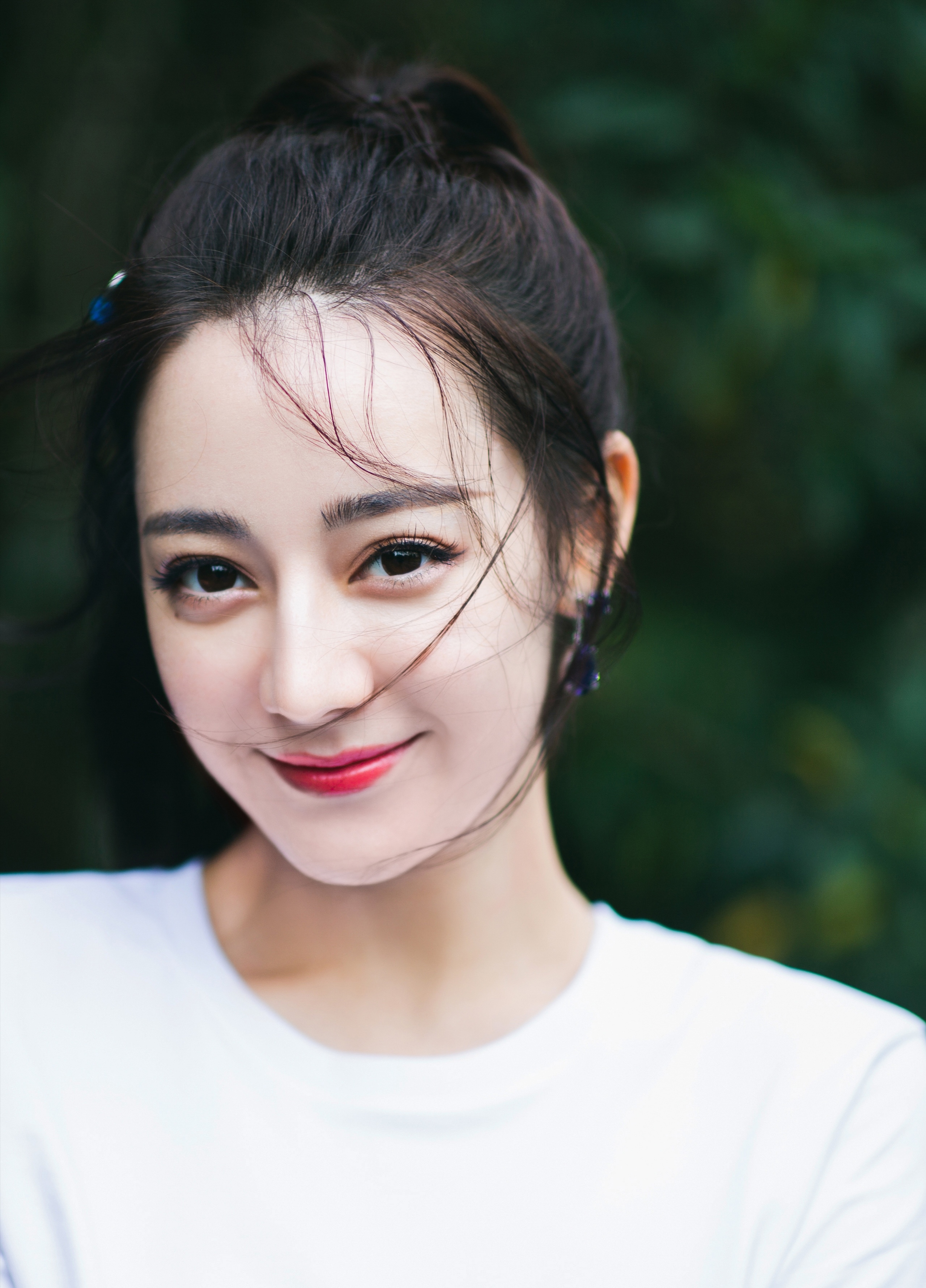 90后顶流再曝新封面,迪丽热巴齐耳短发造型出镜,风格太特别