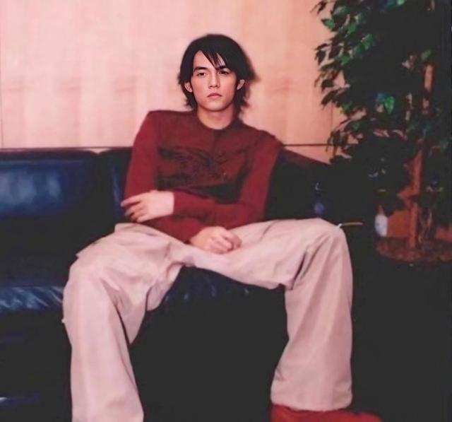 周杰伦晒20年前旧照,超帅日系男友风,网友:妥妥的小鲜肉颜值