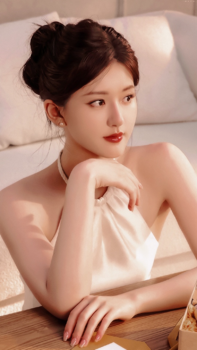 赵露思丝绸吊带裙