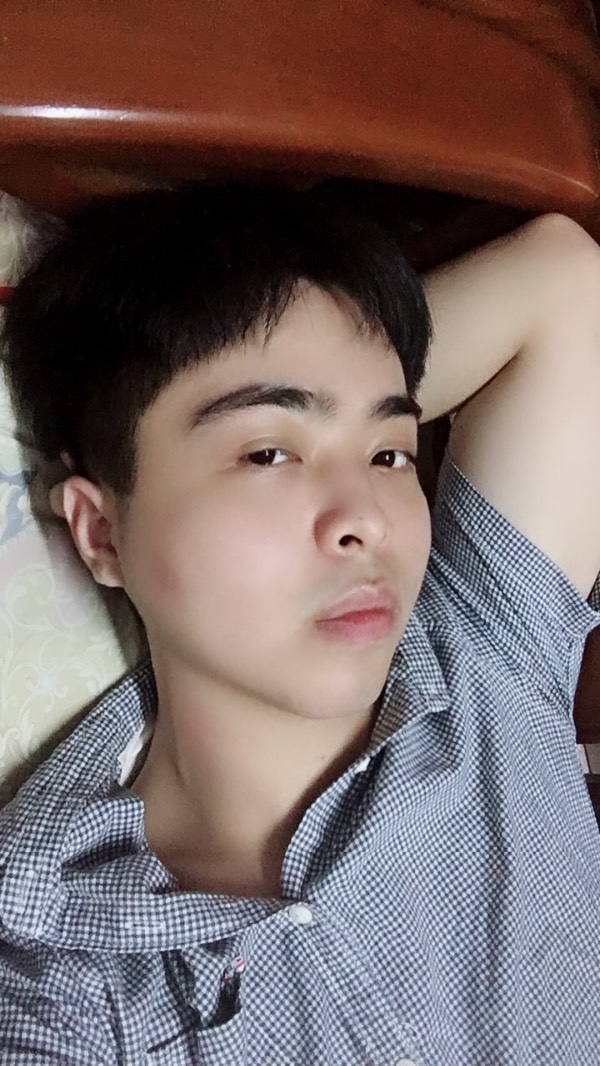 这位男生长相如何?