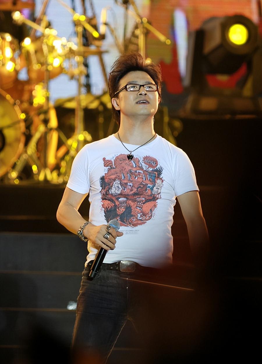 他还是唱歌,出歌,发专辑,开演唱会,不得不说,搞音乐的汪峰确实有些
