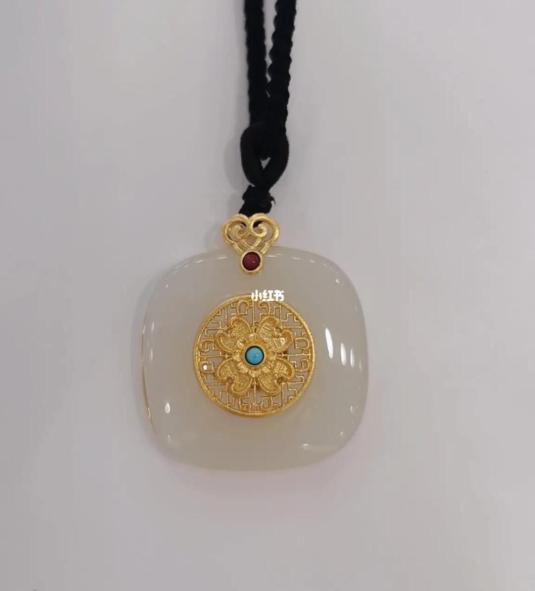 潮宏基金镶玉吊坠
