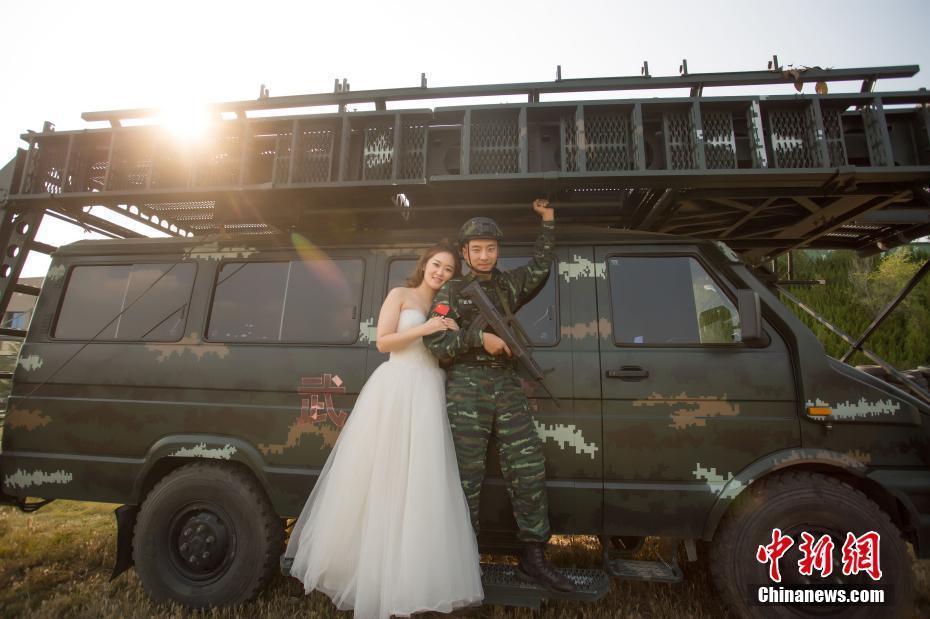 武警拍军旅婚纱照演绎铁血柔情
