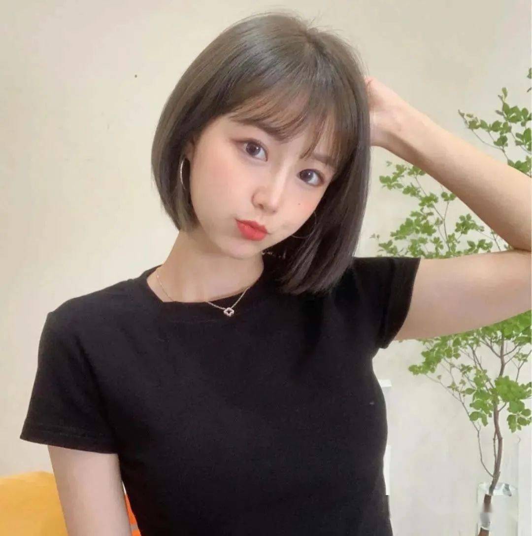 短发搭配起刘海不仅非常修饰脸型,可以尝试剪短发,所以小个子的妹子