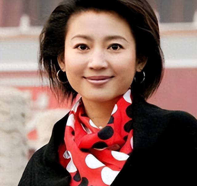 央视一姐王小丫:经历2段婚姻,膝下无儿无女,如今55岁热爱公益