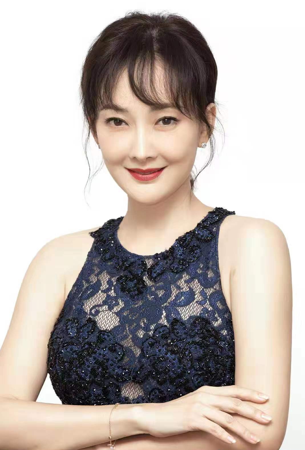 牛莉获最佳女演员奖,穿蕾丝长裙人美气质好,47岁丝毫不显老