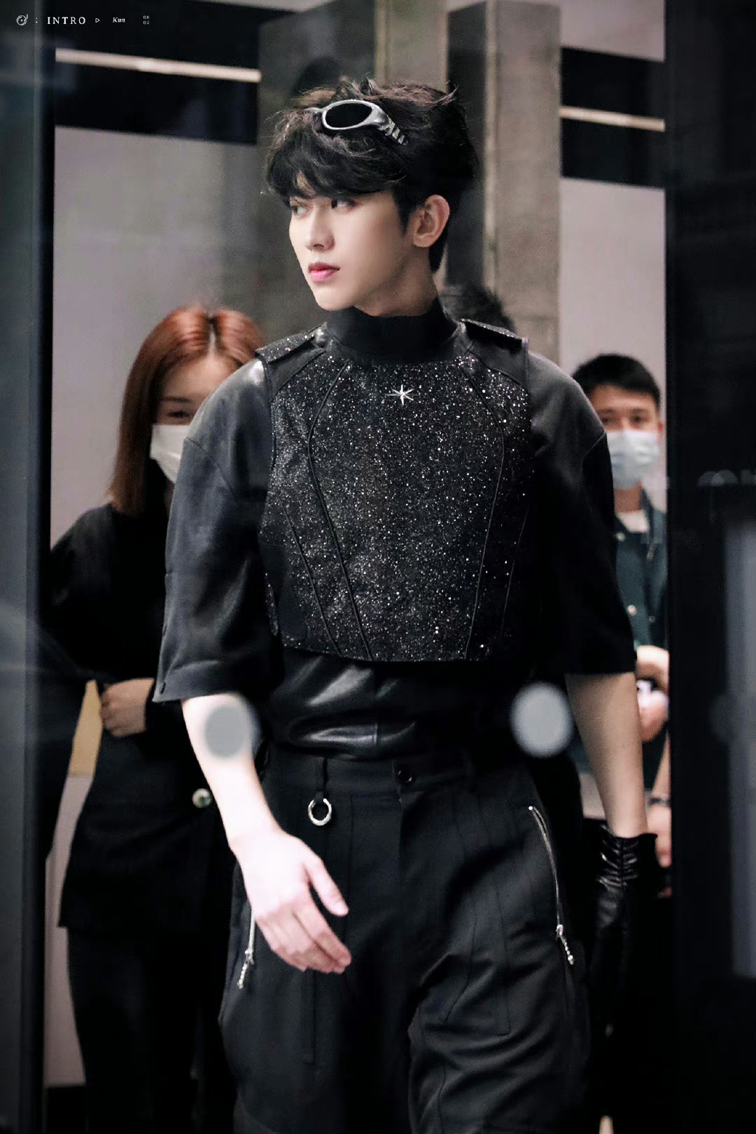 蔡徐坤把墨镜戴在头上# 蔡徐坤身上总是渗透着无法言语的帅气,墨镜