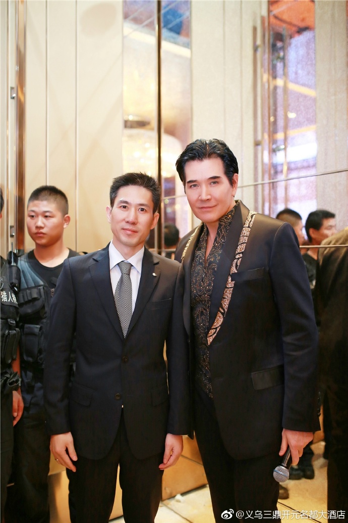 著名歌手费翔下榻义乌三鼎开元名都大酒店,并亲切与酒店工作人员合影