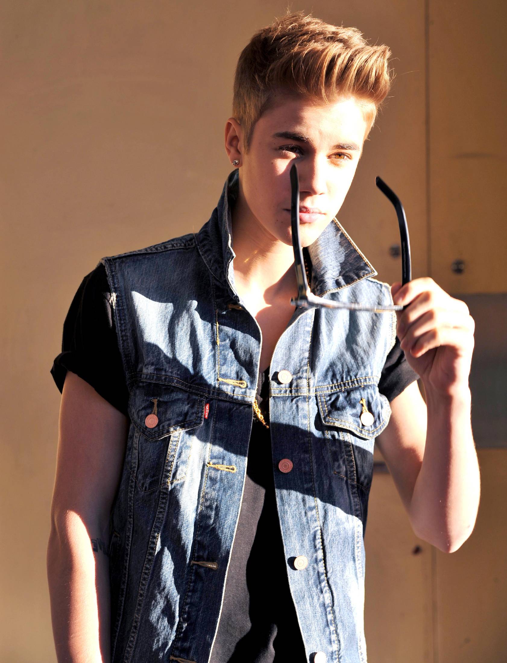 求justin bieber 1200*800像素的照片 无水印 18岁1