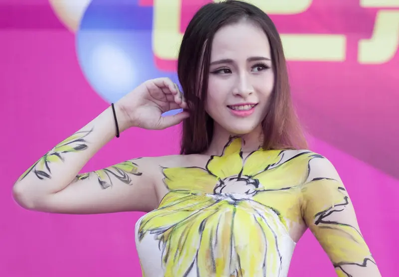 在人体上画衣服太逼真无人发觉网友不好意思看