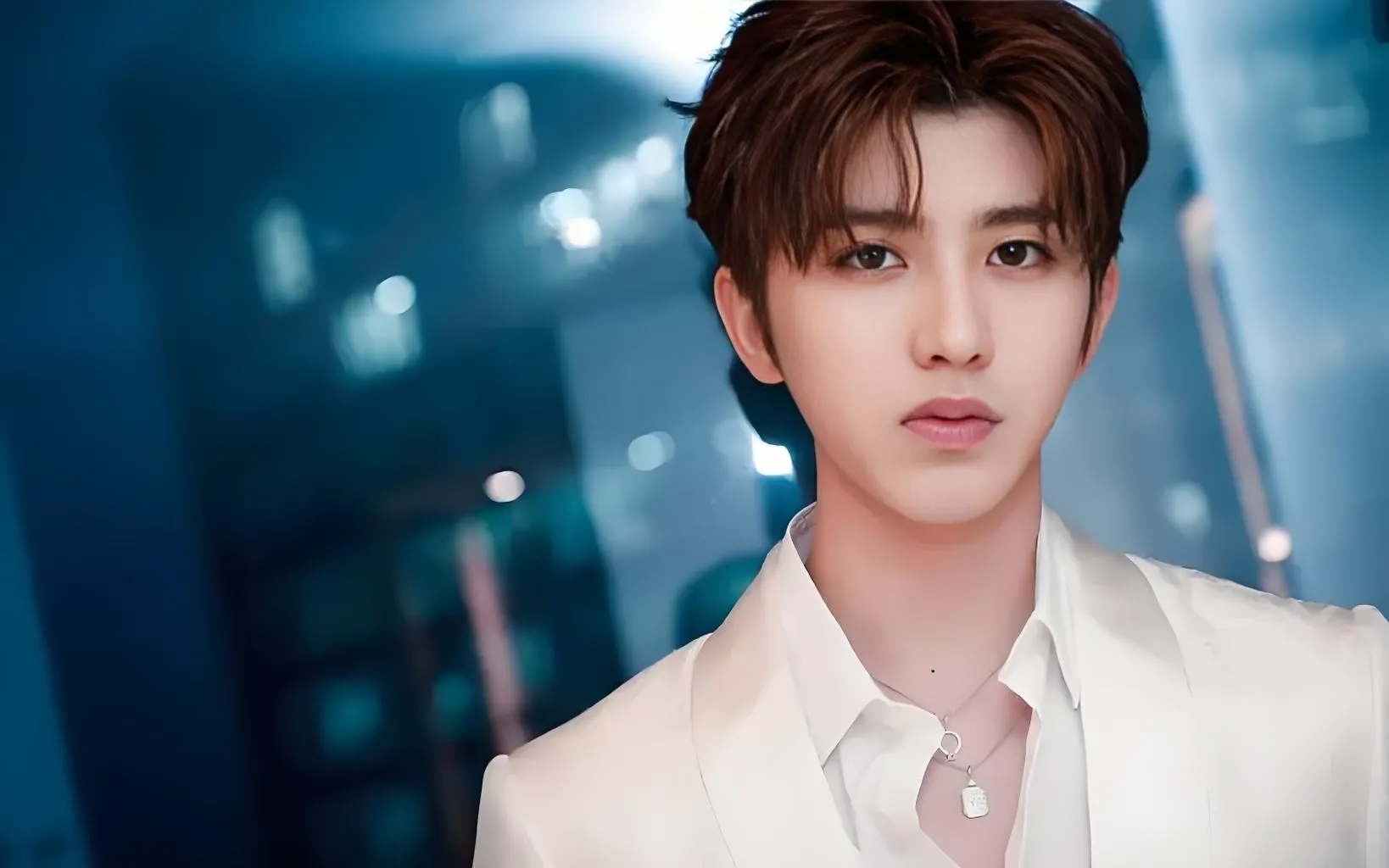 在近日的一场时尚大秀上,蔡徐坤与赵露思的惊喜同框成为了全场的焦点