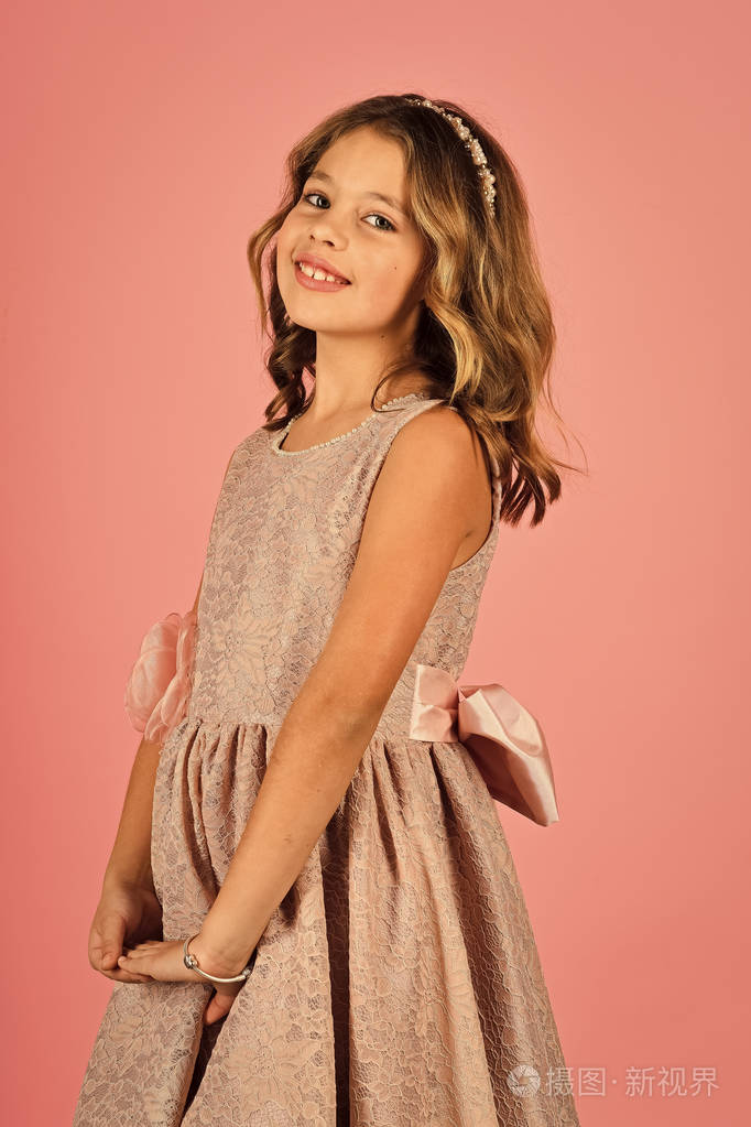 时尚美女小公主听着理发师化妆儿童女孩在时尚的魅力礼服, 优雅.