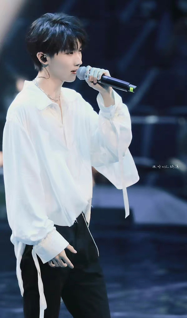 马嘉祺不规则白衬衫