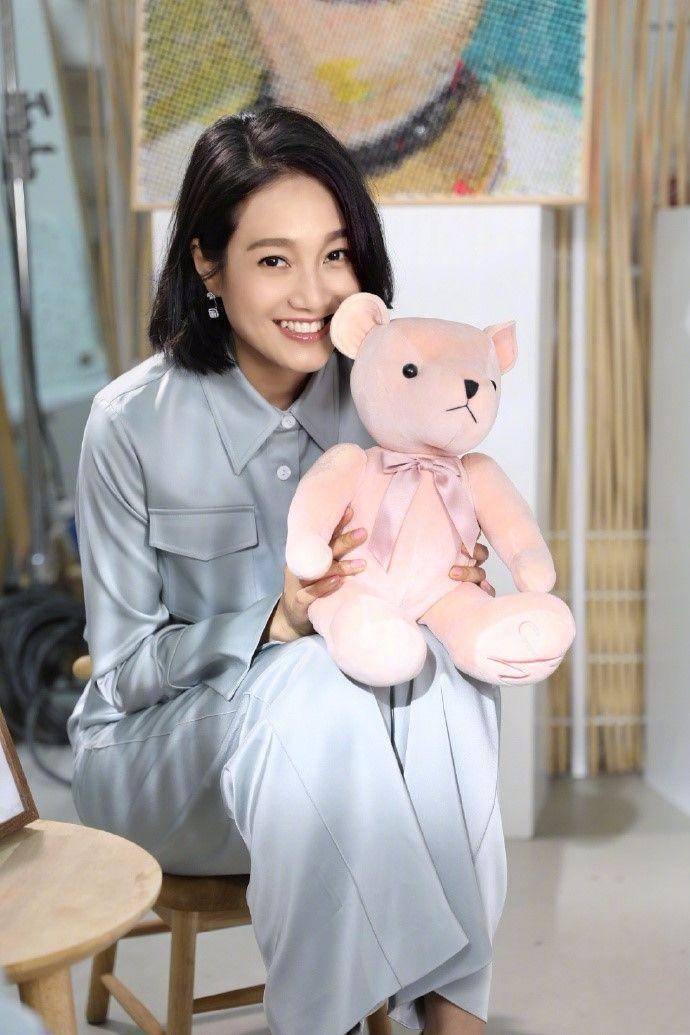 朱丹晒近照,美得像是20出头的姑娘,身材也瘦回从前了_裙子_身段_白色