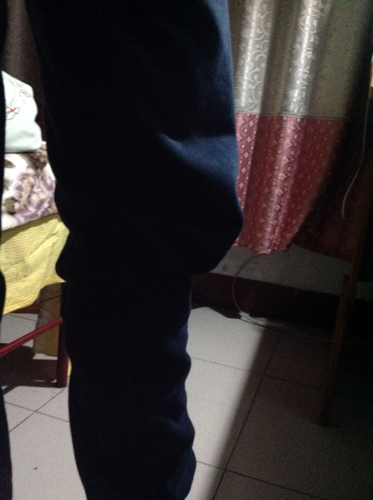 腿很直,就是坐久了腿弯久了裤子就变成这样了必须要放个三四天才能好