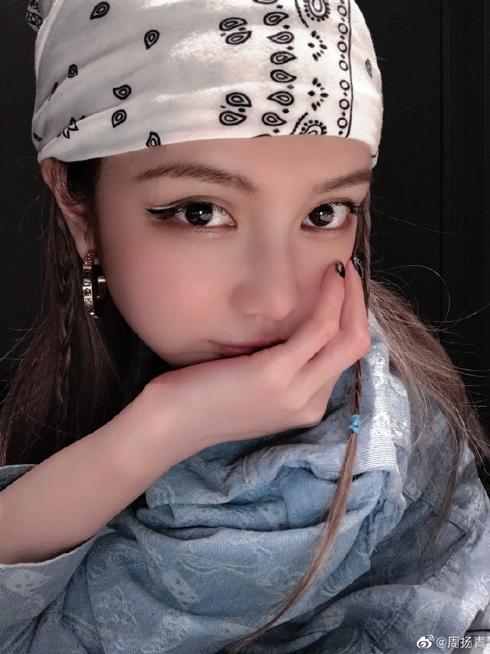 周扬青白色印花头套晒自拍海盗造型十分酷炫