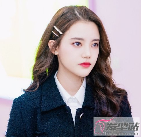 简单大方的披发发型 女生发型选它美翻了_发型站_最新流行发型设计