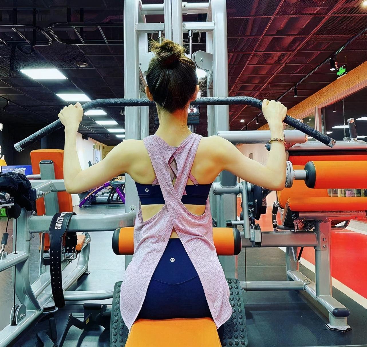 章泽天最新健身照,身材线条完美,自律的样子再次引起关注_运动_体态