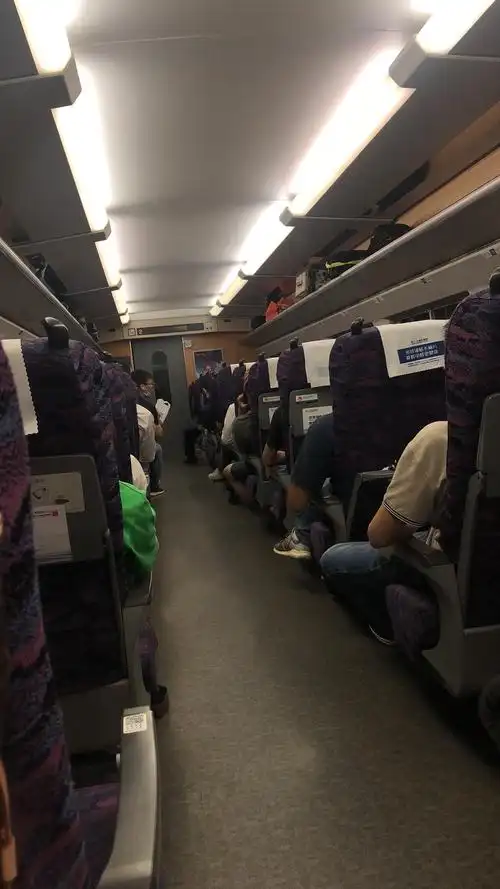 高铁的乘车环境很干净整洁