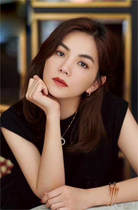 she成员ella(陈嘉桦)出席某商业活动,引爆全场.