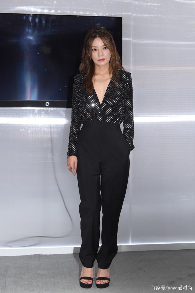 赵薇才是真实的44岁,穿格子衫 仔裤就出门,走机场犹如逛菜市场