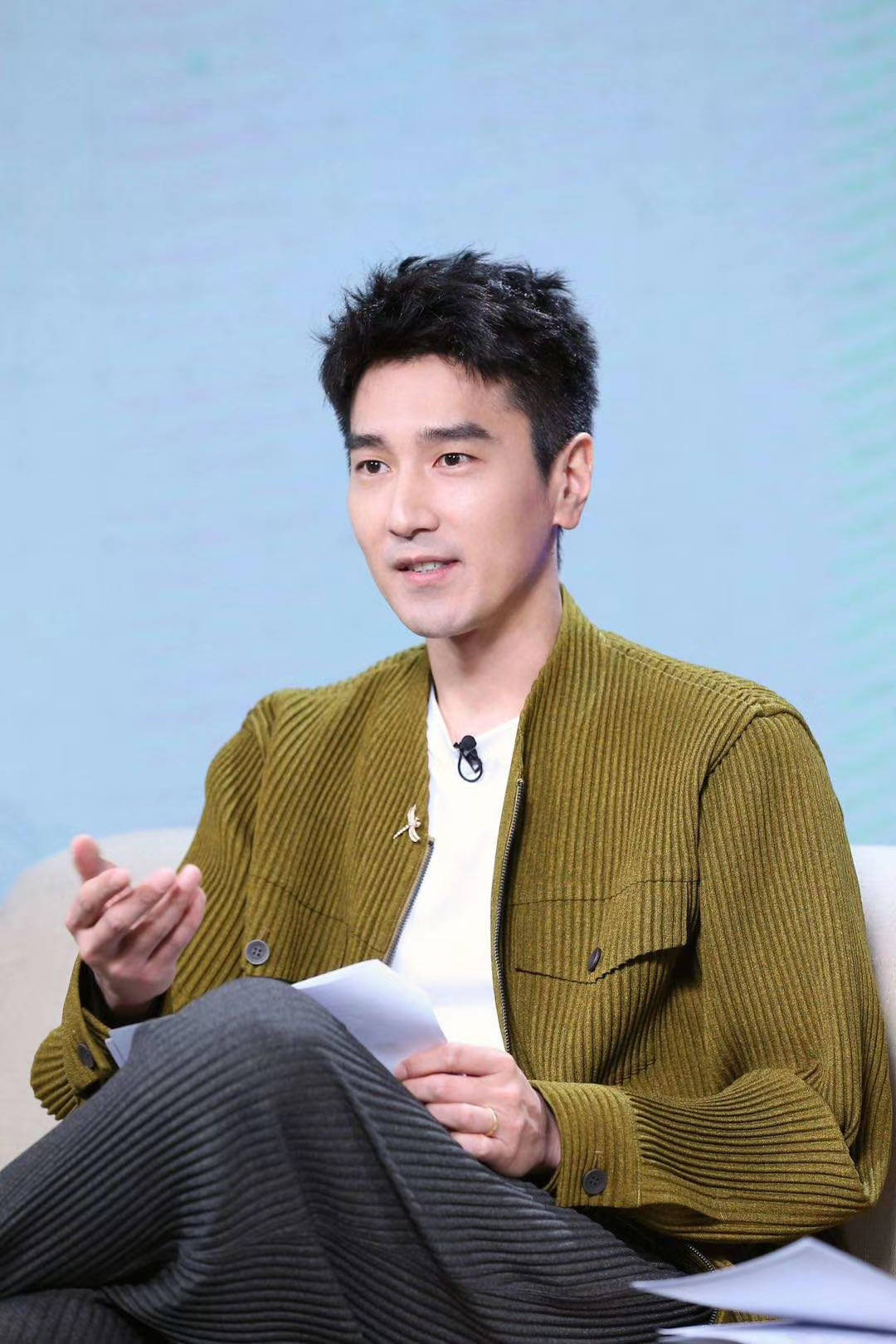 赵又廷身着杏黄色外套 帅气十足!