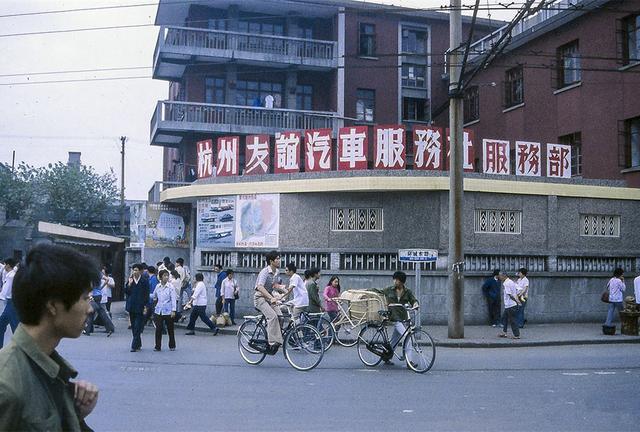 80年代的老照片昔日杭州街景那时的城市街道十分干净整洁