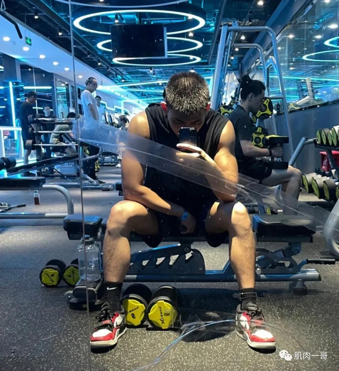 北京男教练参加肌肉轰趴走红,网友们又可了_健身