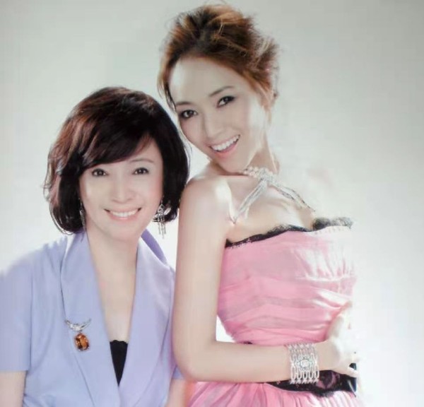 终身未嫁却两度介入别人家庭侯佩岑的妈怎么在生活里也爱演