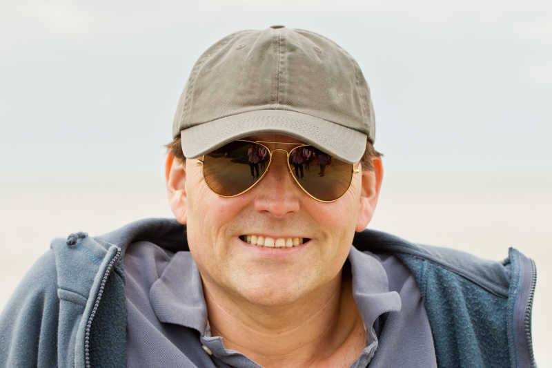 戴这棒球帽和墨镜的男人特写