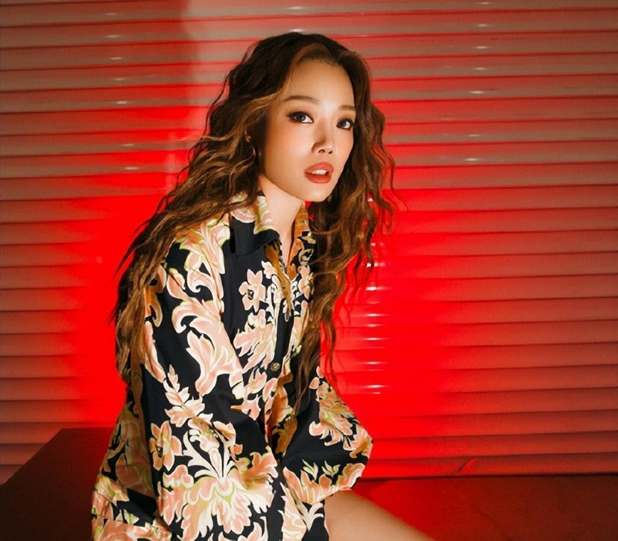 容祖儿44岁新恋情震惊娱乐圈!女友身份引爆争议,出现大量脱粉