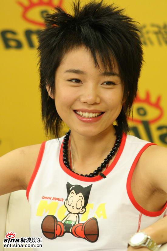 图文:超女长沙三强做客新浪--许飞大笑